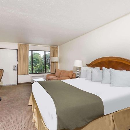 Days Inn By Wyndham Bedford Exteriör bild