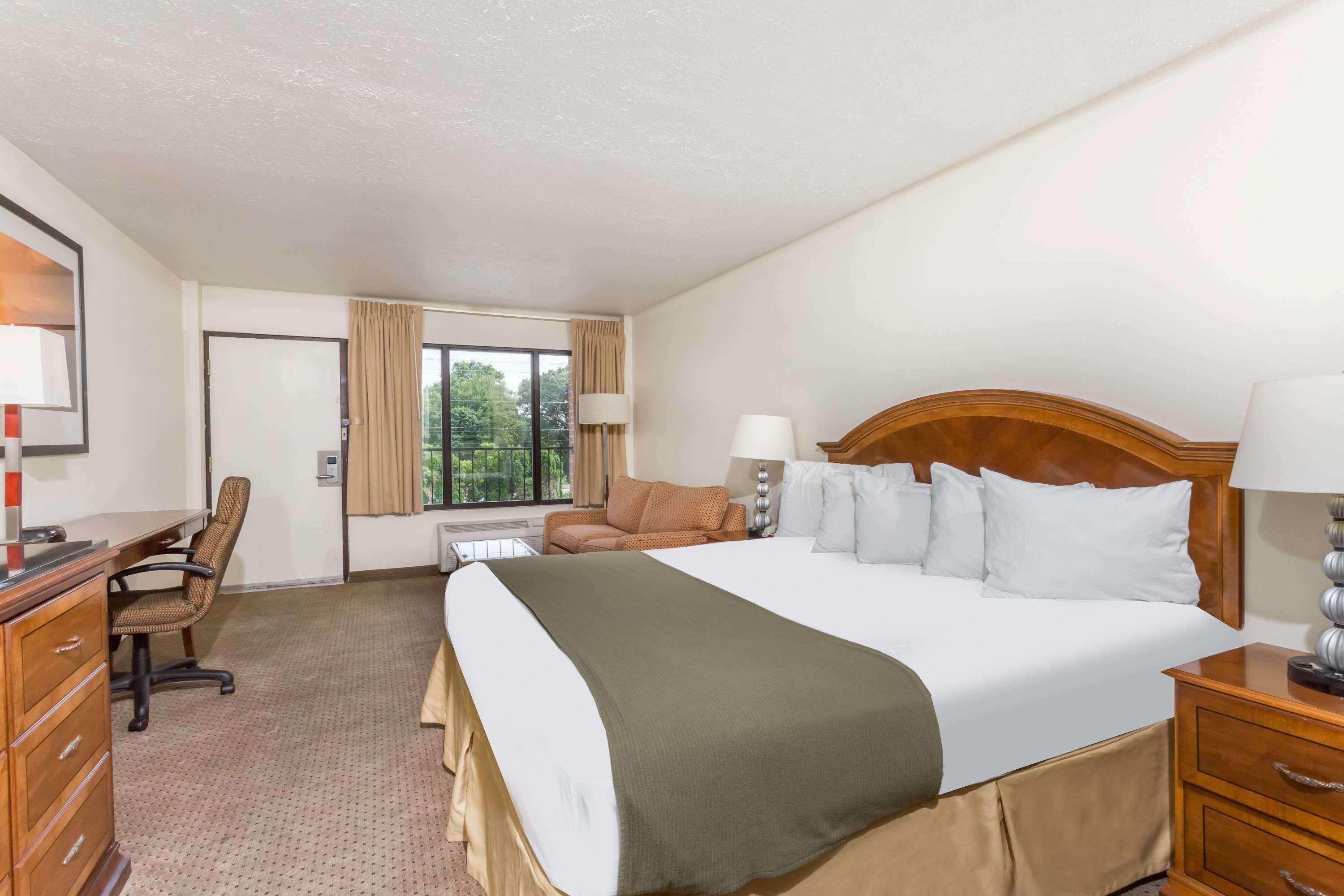 Days Inn By Wyndham Bedford Exteriör bild