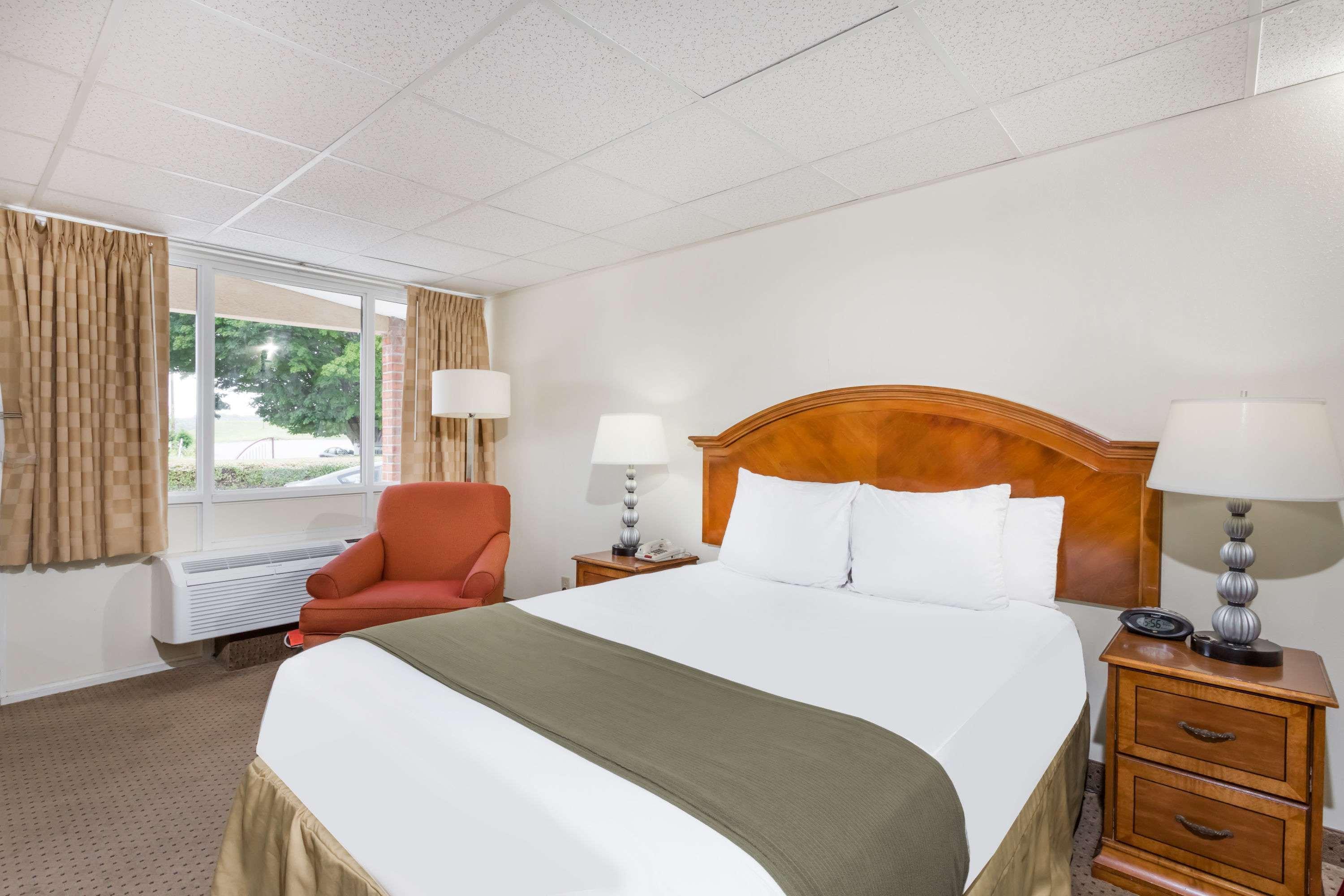 Days Inn By Wyndham Bedford Exteriör bild