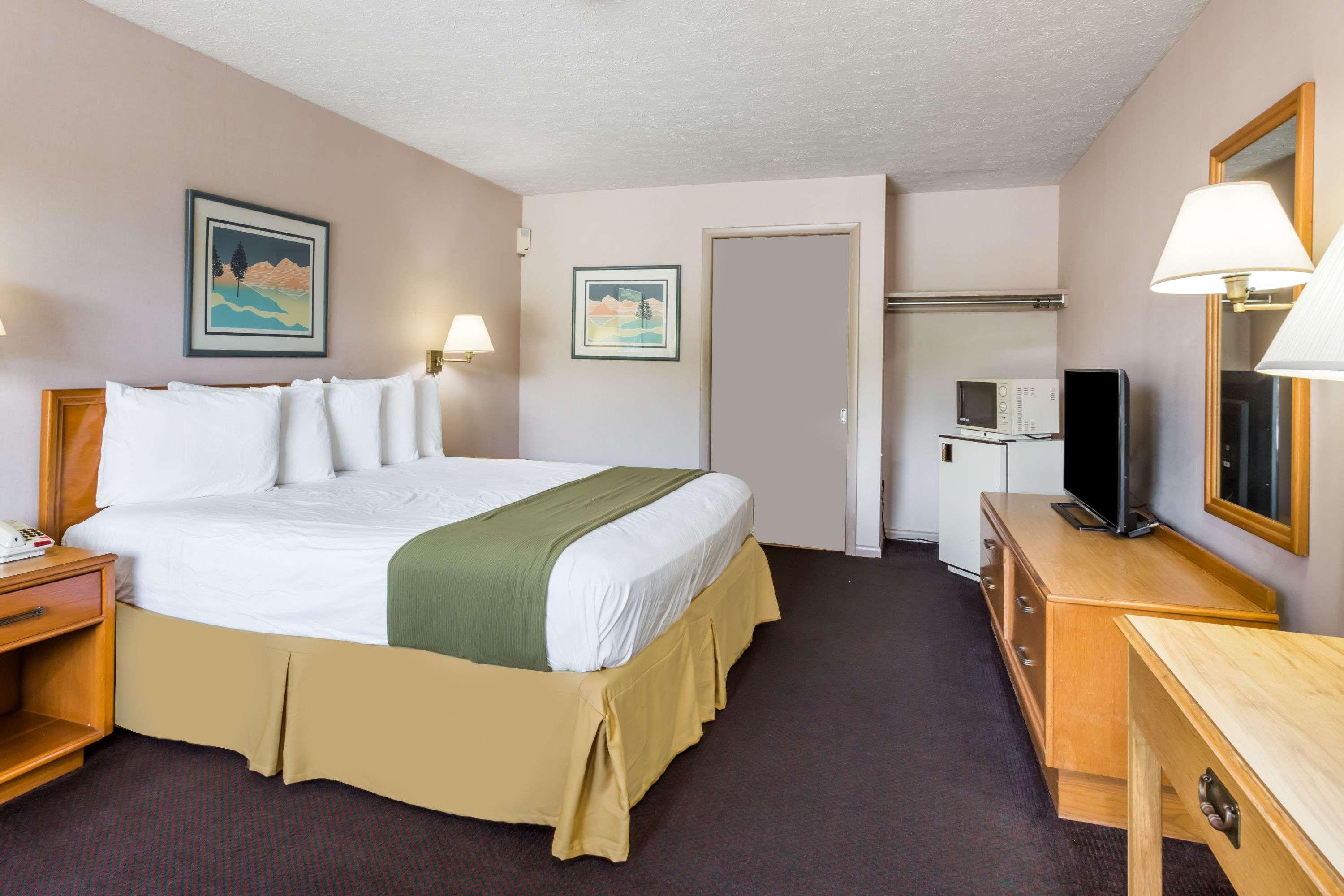 Days Inn By Wyndham Bedford Exteriör bild